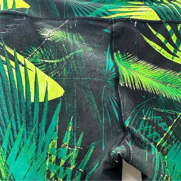 Fabletics Yogi Capri Green Tropical Rainforest Print Yoga Leggings Sz M - Picture 11 of 15